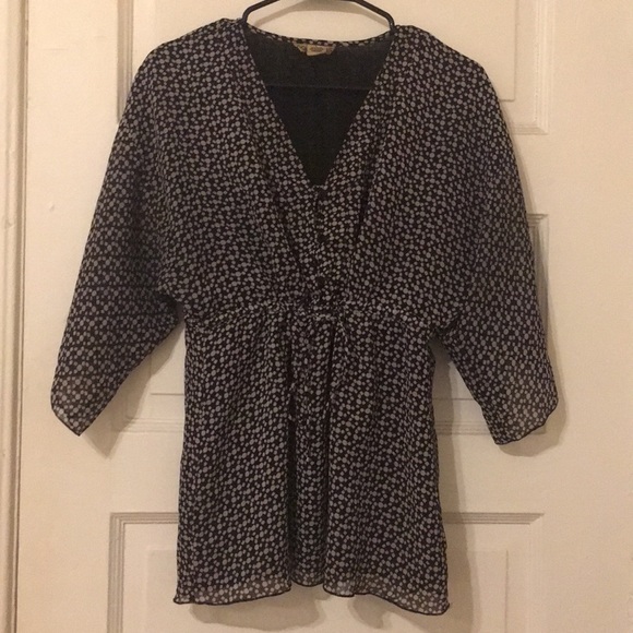 Pretty Ladies Blouse - Picture 4 of 4